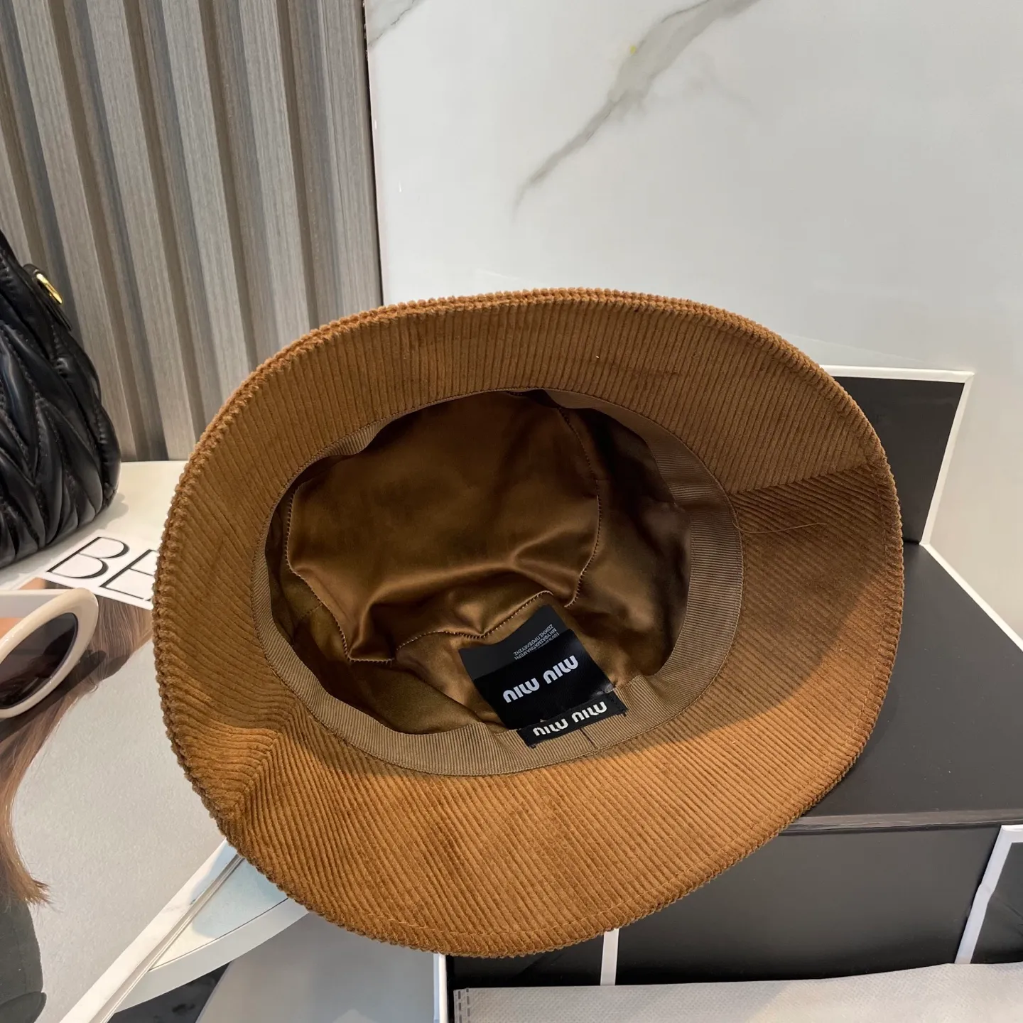 P76 miumiu limited new corduroy fisherman hat/baseball cap, corduroy textured fisherman hat. A very attractive fisherman hat ~ the same style for men and women. It has its own atmosphere when going out every day. It feels great to change it occasionally.