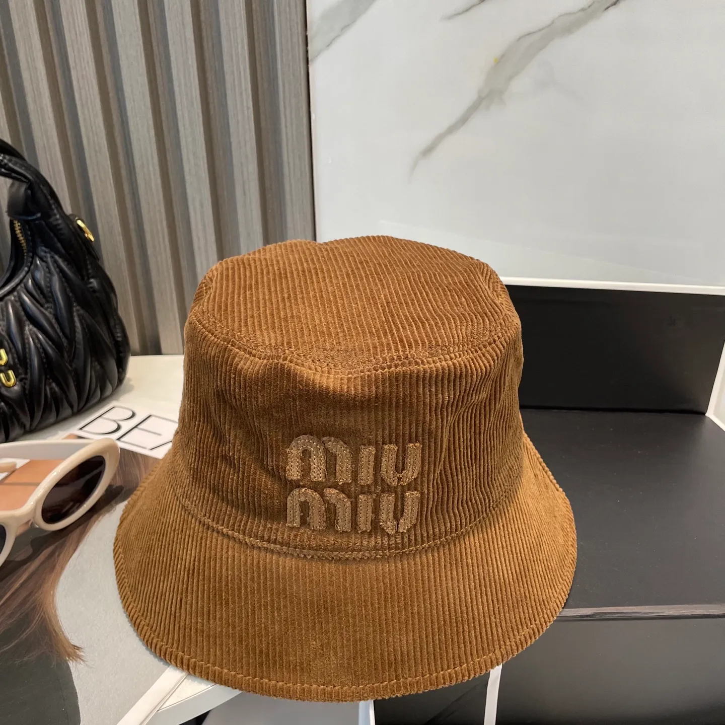P76 miumiu limited new corduroy fisherman hat/baseball cap, corduroy textured fisherman hat. A very attractive fisherman hat ~ the same style for men and women. It has its own atmosphere when going out every day. It feels great to change it occasionally.