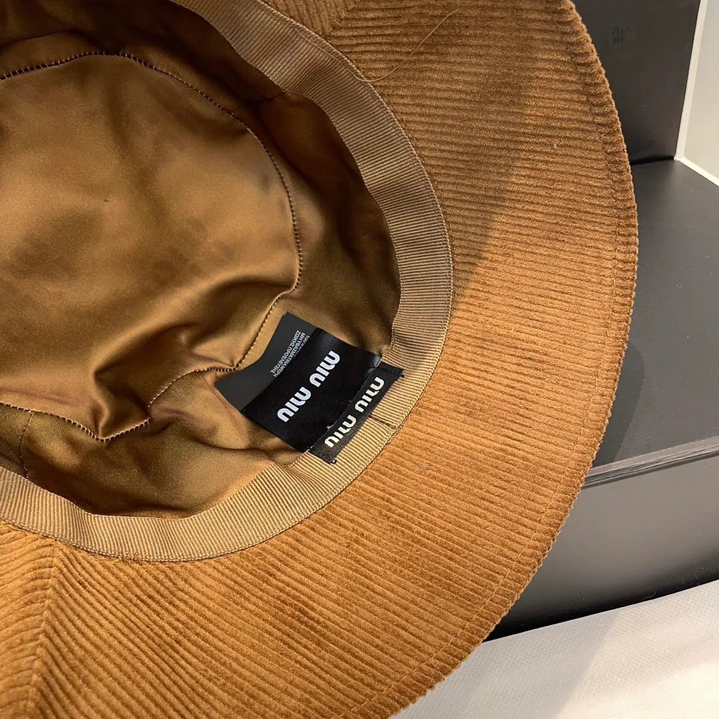 P76 miumiu limited new corduroy fisherman hat/baseball cap, corduroy textured fisherman hat. A very attractive fisherman hat ~ the same style for men and women. It has its own atmosphere when going out every day. It feels great to change it occasionally.