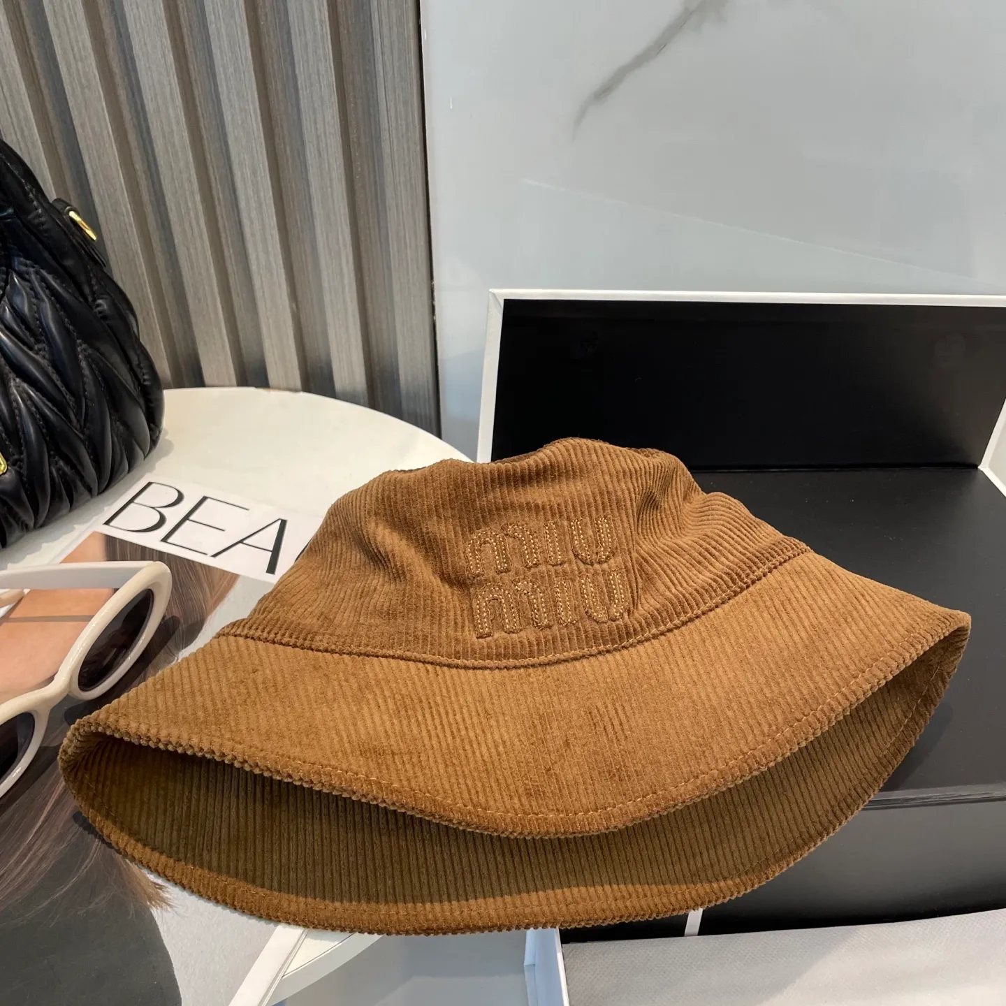 P76 miumiu limited new corduroy fisherman hat/baseball cap, corduroy textured fisherman hat. A very attractive fisherman hat ~ the same style for men and women. It has its own atmosphere when going out every day. It feels great to change it occasionally.