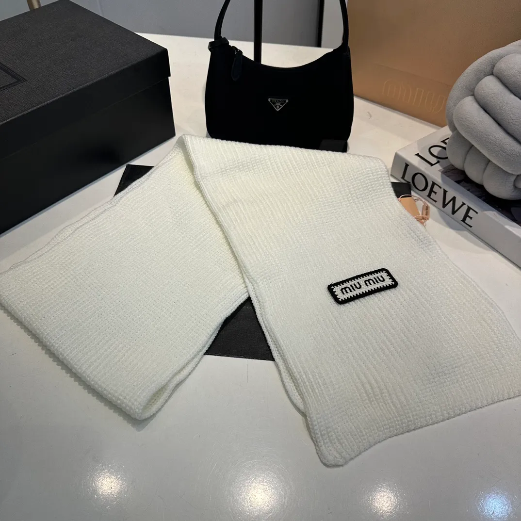 P170 MiuMiu～The new autumn and winter cold hat knitted hat three-piece set, hat, gloves and scarf, super soft and stretchy, very warm, with an amazing concave shape!
