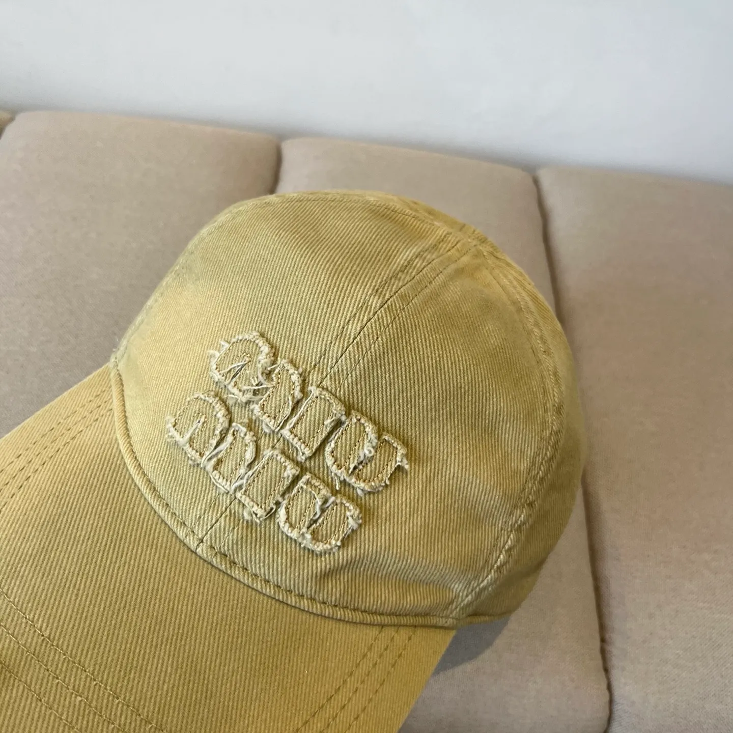 P60 miumiu original spring and summer new baseball cap, authentic mold-making and custom-made, the original workmanship is meticulous and the quality is superb!