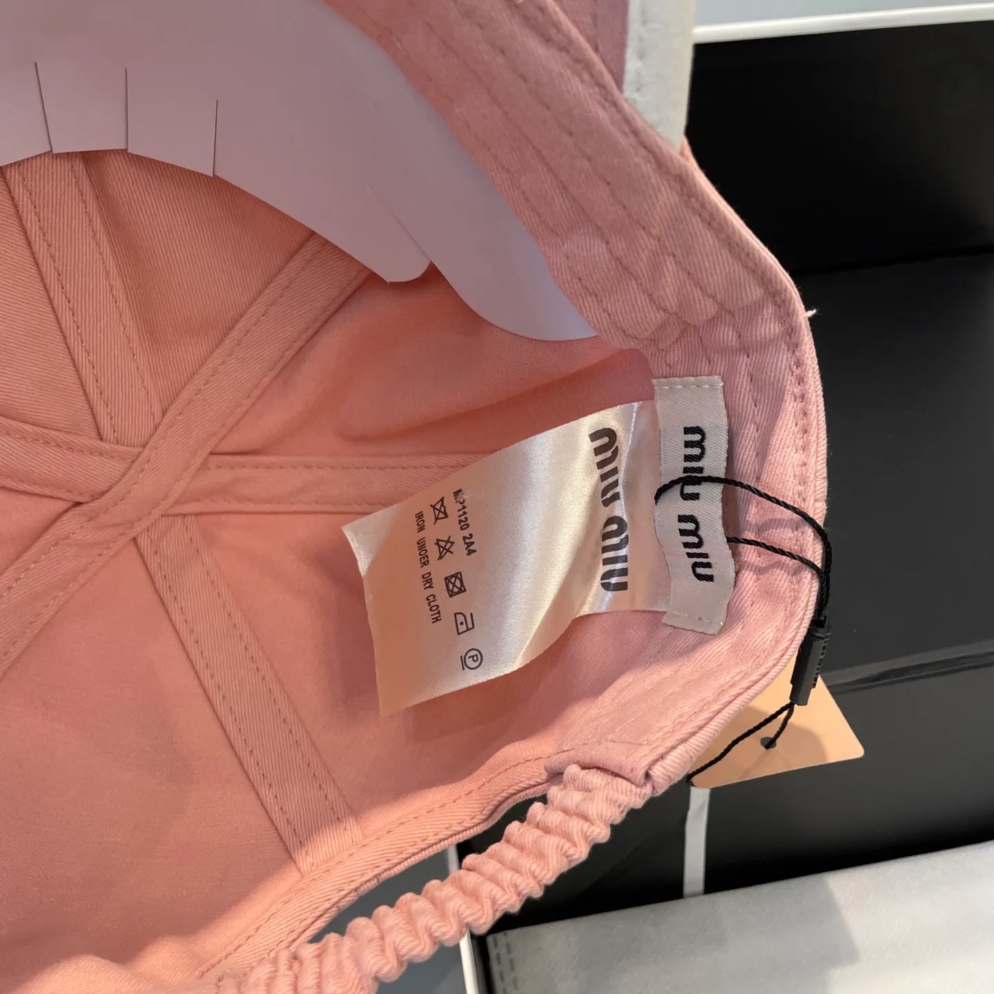 P60💛 Comes with dust bag. [Miumiu Miu Miu] New order style embroidered baseball cap🧢Big brand style is super easy to match, hurry up and get it!