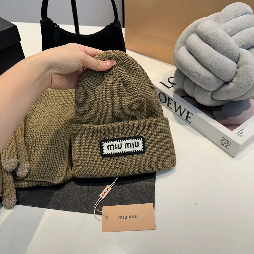 P170 MiuMiu～The new autumn and winter cold hat knitted hat three-piece set, hat, gloves and scarf, super soft and stretchy, very warm, with an amazing concave shape!