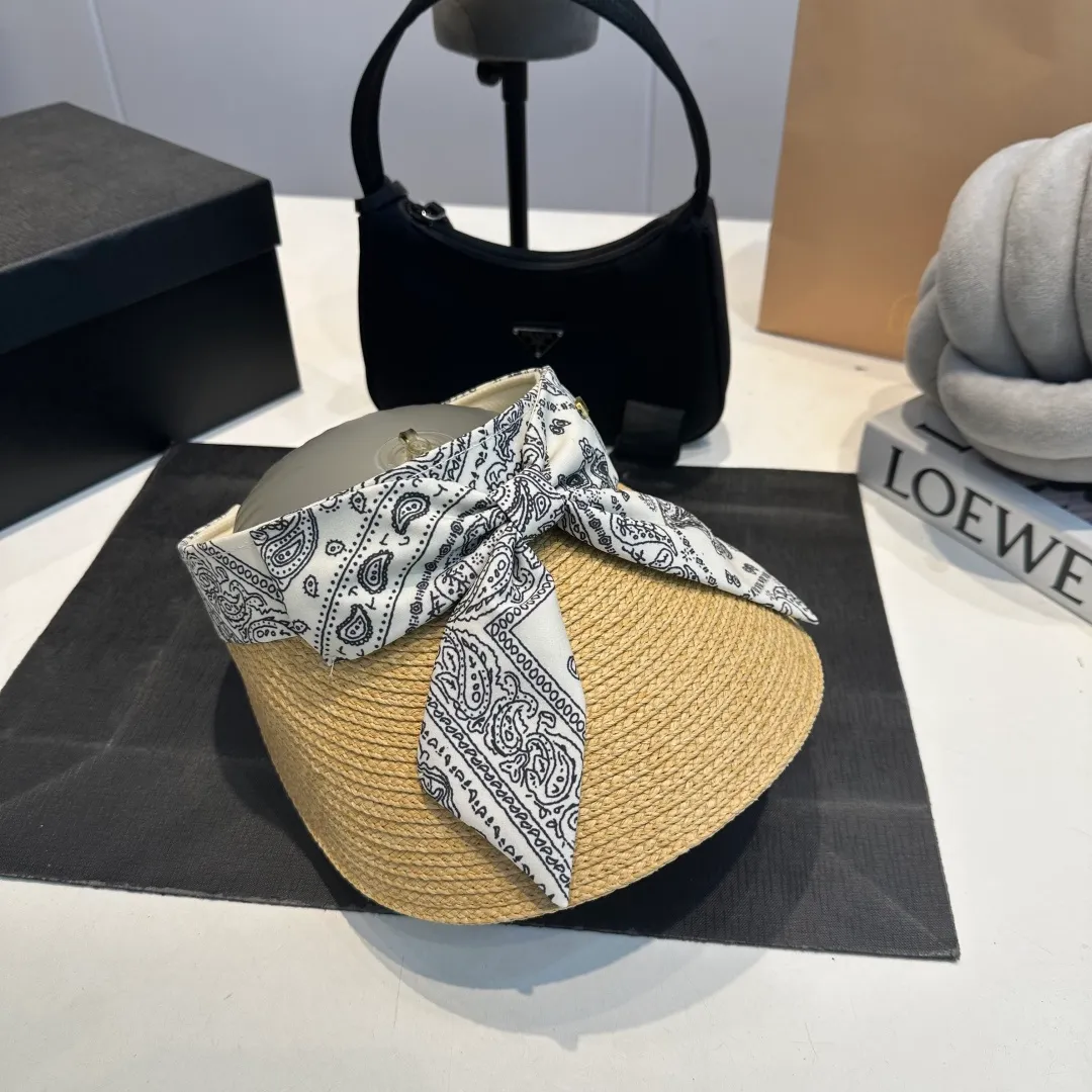 P60 miumiu empty top hat, a must-have item in summer, because it is so easy to match, and it is really super artistic in summer when paired with cool summer style ~ Just wear a little white skirt and you can attract the attention of blockbusters ~