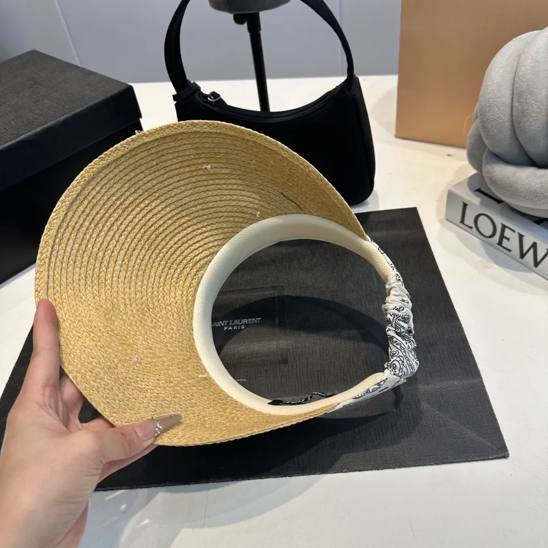 P60 miumiu empty top hat, a must-have item in summer, because it is so easy to match, and it is really super artistic in summer when paired with cool summer style ~ Just wear a little white skirt and you can attract the attention of blockbusters ~