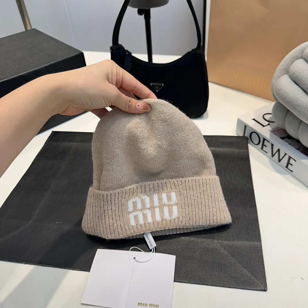 P60 MiuMiu～The new autumn and winter cold hat knitted hat is super soft and elastic, very warm, and has an amazing concave shape