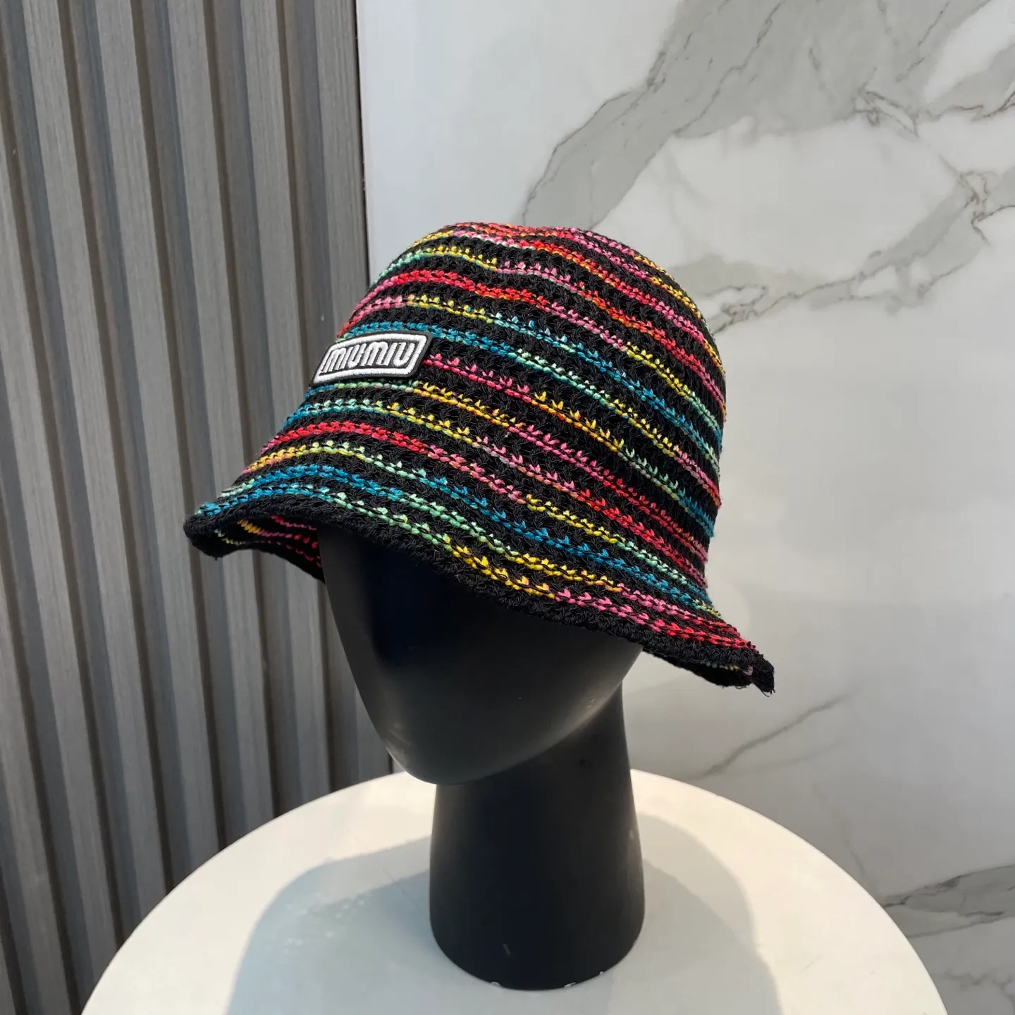 P70 miumiu Miu Miu's new colorful striped knitted hat, made with high density, a super tasteful knitted hat~the first choice for going out on the street! The shape of the hat is super nice, the color is perfect, and it’s light to carry! A must-have for little fairies🧚 Head circumference 57cm
