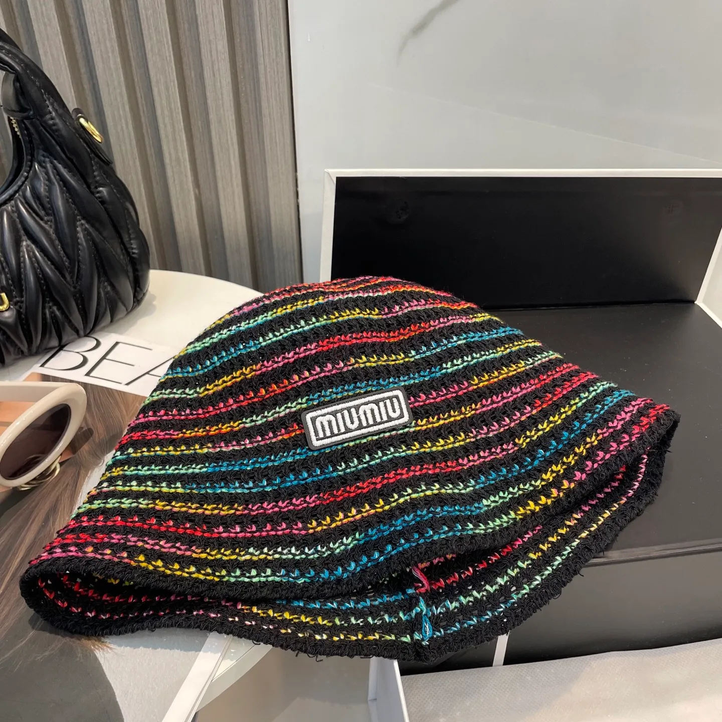 P70 miumiu Miu Miu's new colorful striped knitted hat, made with high density, a super tasteful knitted hat~the first choice for going out on the street! The shape of the hat is super nice, the color is perfect, and it’s light to carry! A must-have for little fairies🧚 Head circumference 57cm