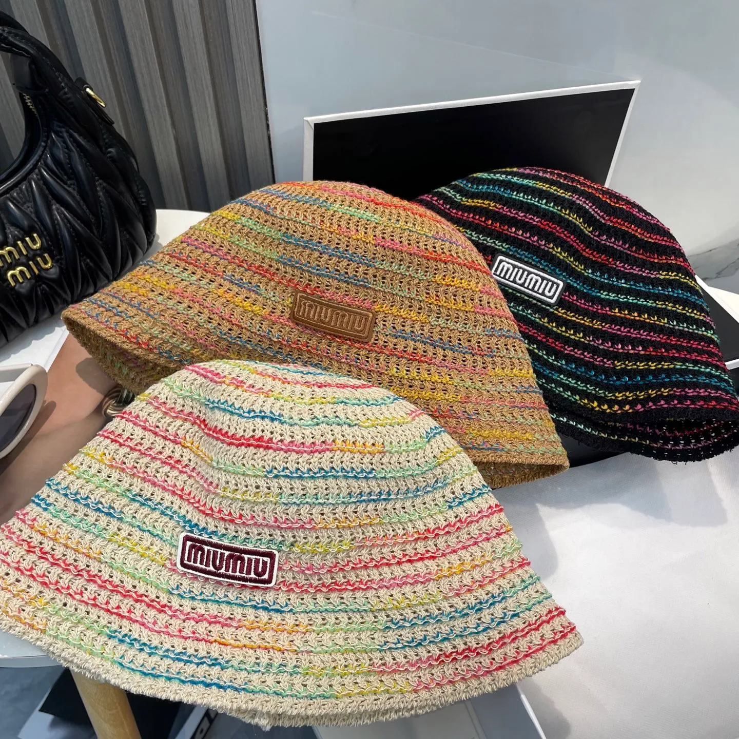 P70 miumiu Miu Miu's new colorful striped knitted hat, made with high density, a super tasteful knitted hat~the first choice for going out on the street! The shape of the hat is super nice, the color is perfect, and it’s light to carry! A must-have for little fairies🧚 Head circumference 57cm