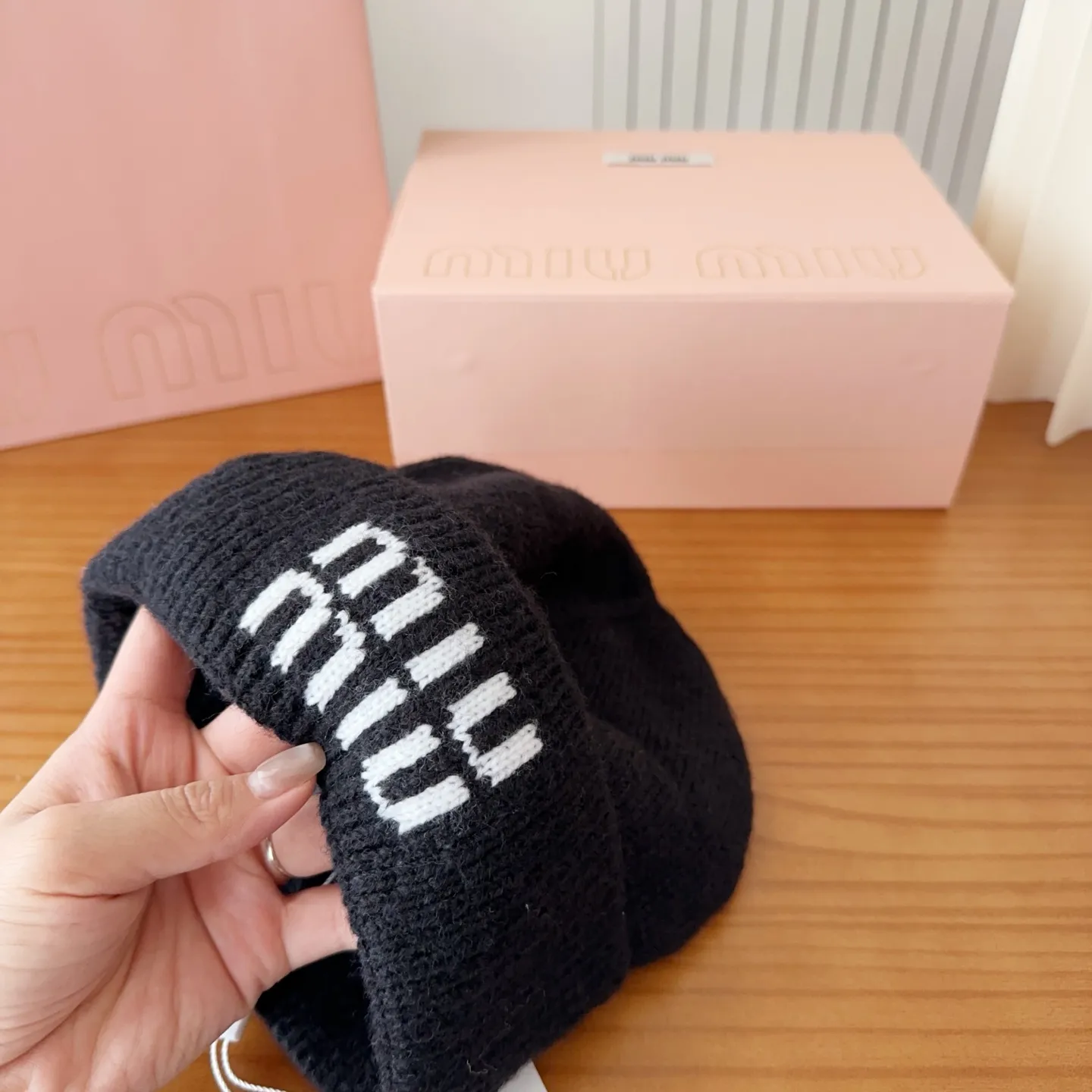 💰60 miumiu’s most popular knitted hat at the Miu Miu counter! Xiaohongshu’s new product is released, it’s so 🉑️, high-elastic fabric, classic colors, same style for men and women.