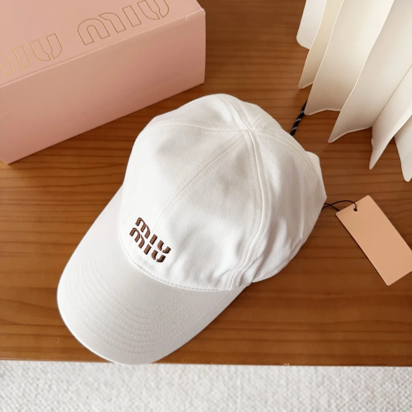 💰60 miumiu new autumn and winter baseball cap from miumiu. The original order is genuine and made to order. The original workmanship is meticulous and the quality is superb!