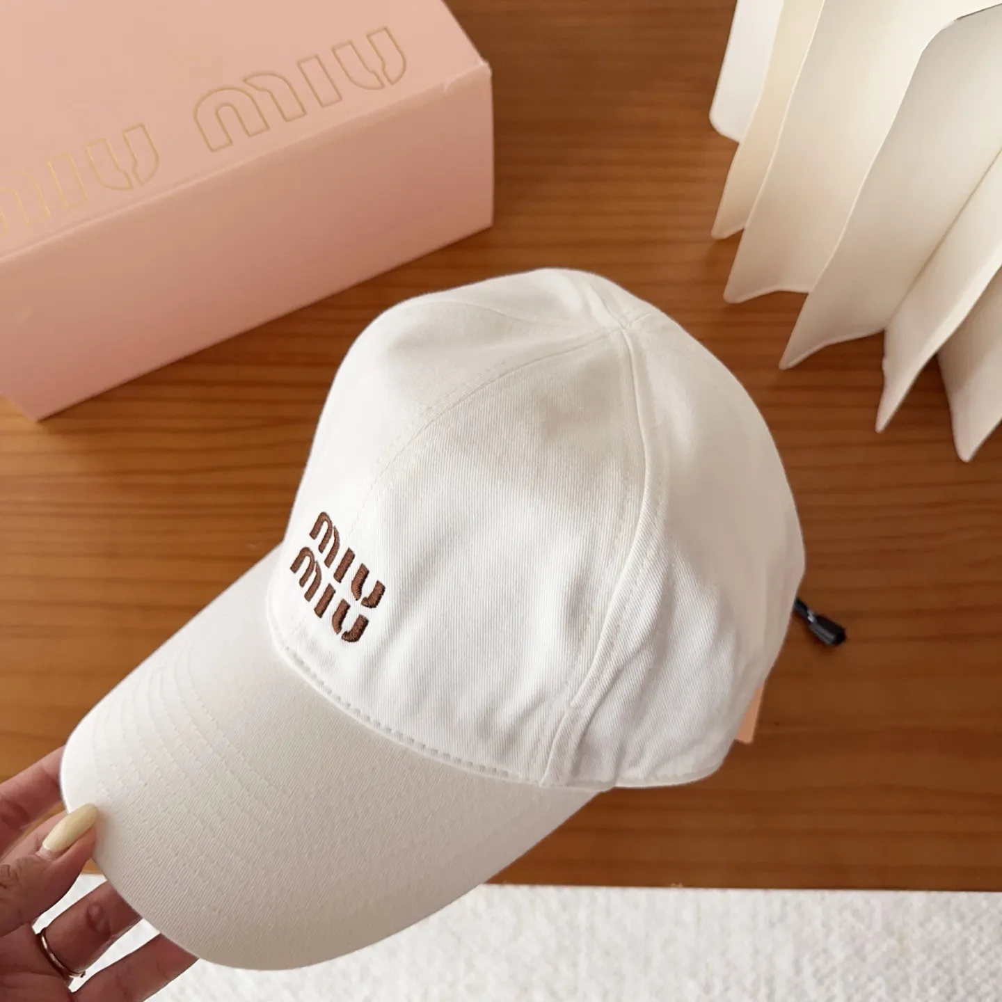 💰60 miumiu new autumn and winter baseball cap from miumiu. The original order is genuine and made to order. The original workmanship is meticulous and the quality is superb!