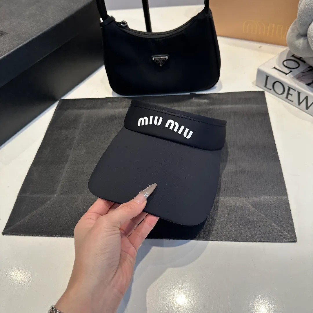 P50 miumiu empty top sun hat, clean silhouette design! Wearing it on any face shape will look like a slap in the face! It not only protects you from the sun but also increases the height of your skull. The key is that it doesn’t block your view at all! It’s suitable for sports or traveling.