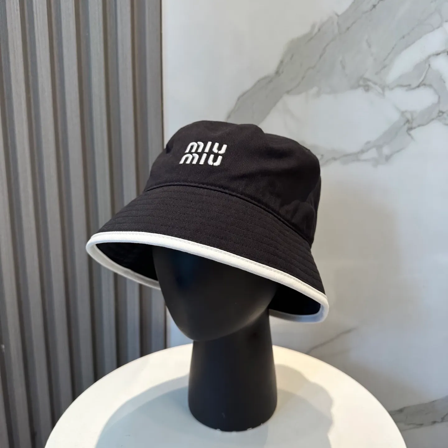 P74💛 Comes with dust bag. [Miumiu Miu Miu] New order style embroidered fisherman hat🧢Big brand style is super easy to match, hurry up and get it!