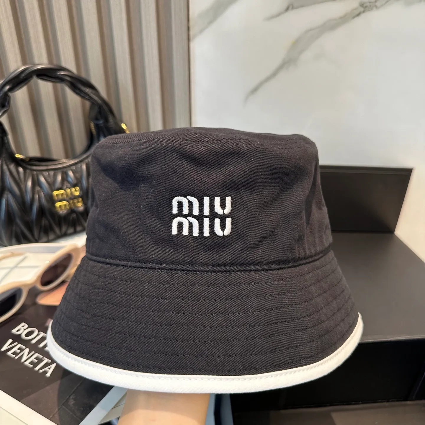 P74💛 Comes with dust bag. [Miumiu Miu Miu] New order style embroidered fisherman hat🧢Big brand style is super easy to match, hurry up and get it!