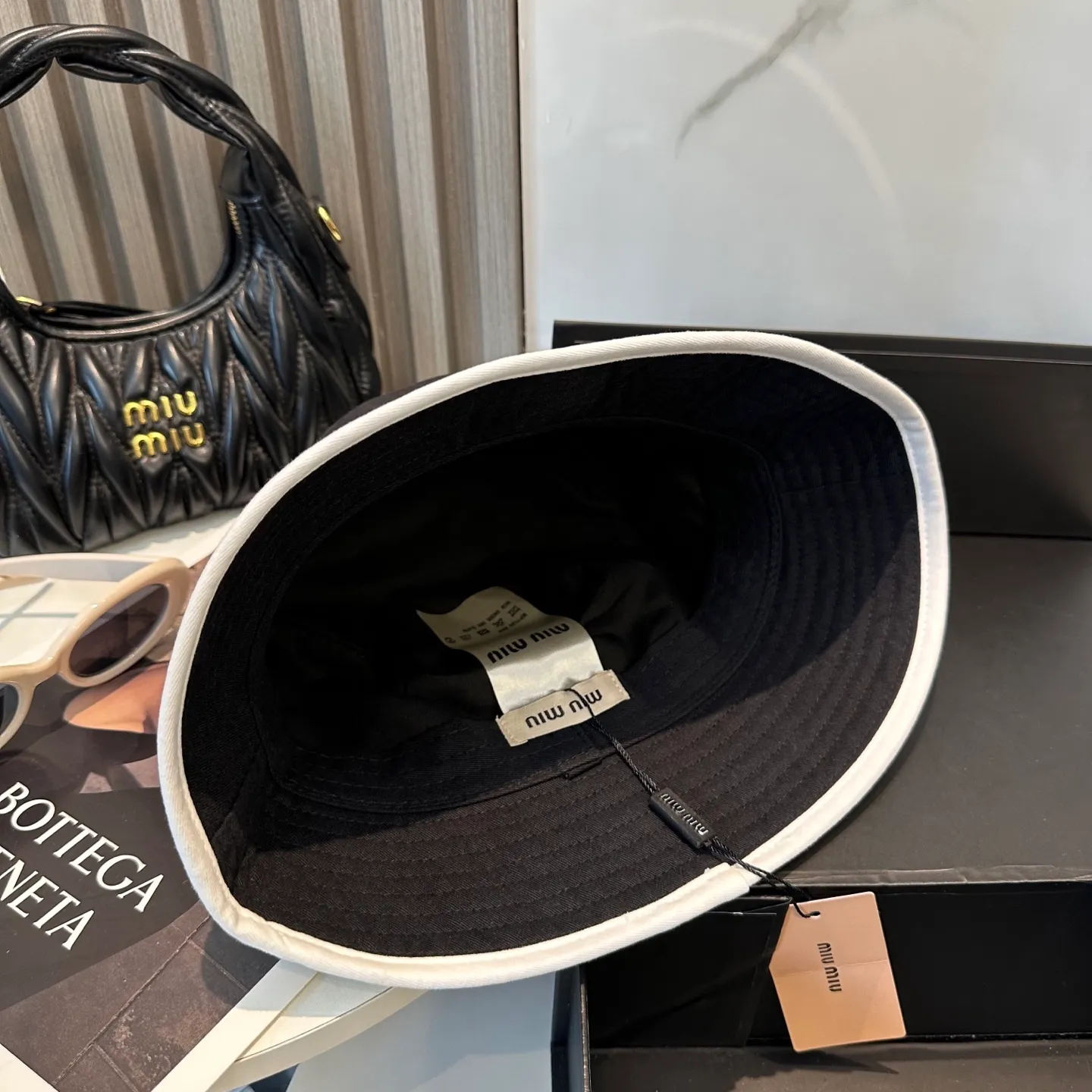 P74💛 Comes with dust bag. [Miumiu Miu Miu] New order style embroidered fisherman hat🧢Big brand style is super easy to match, hurry up and get it!