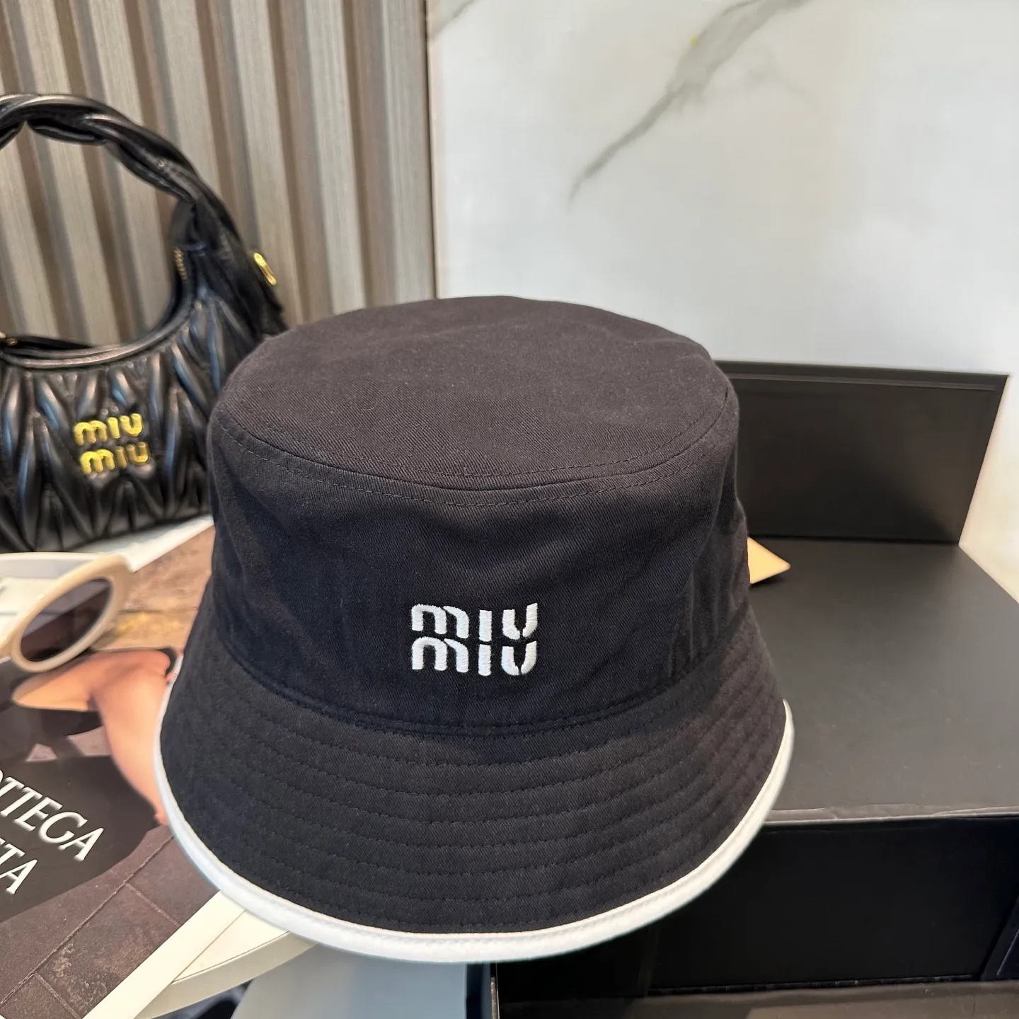 P74💛 Comes with dust bag. [Miumiu Miu Miu] New order style embroidered fisherman hat🧢Big brand style is super easy to match, hurry up and get it!