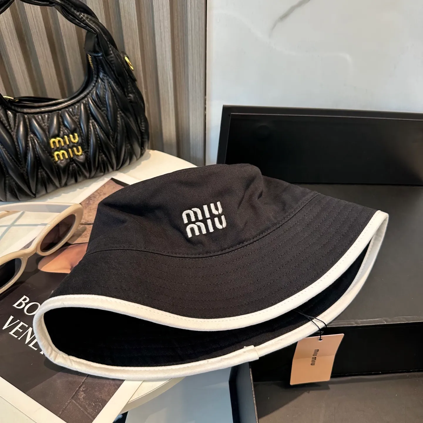 P74💛 Comes with dust bag. [Miumiu Miu Miu] New order style embroidered fisherman hat🧢Big brand style is super easy to match, hurry up and get it!