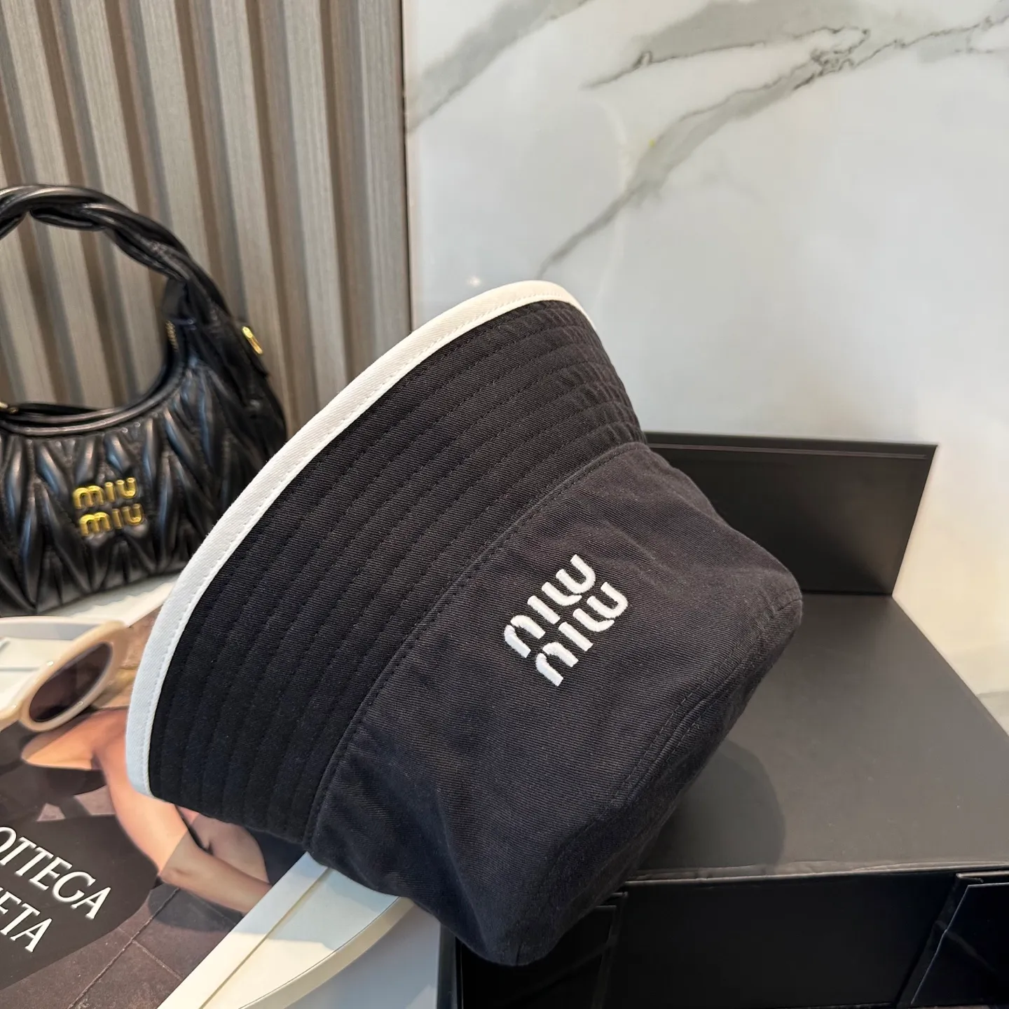 P74💛 Comes with dust bag. [Miumiu Miu Miu] New order style embroidered fisherman hat🧢Big brand style is super easy to match, hurry up and get it!