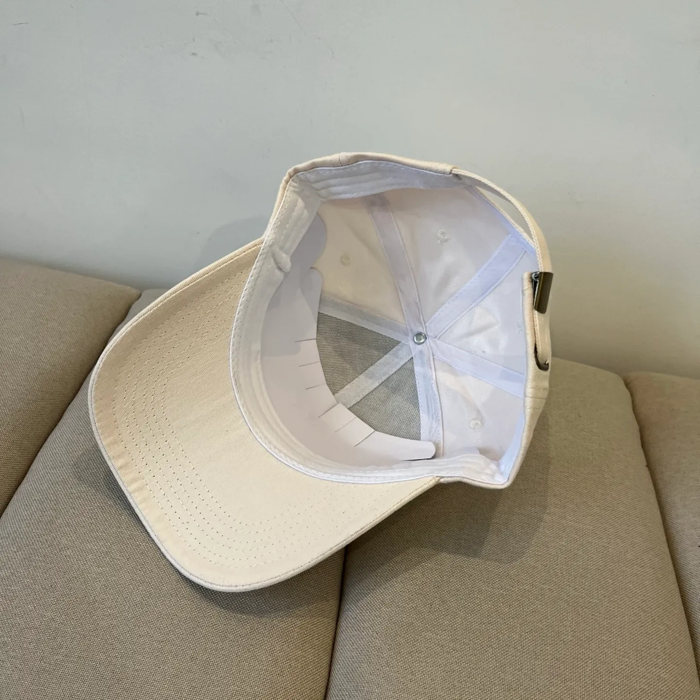 P66 miumiu original spring and summer new baseball cap, authentic mold-making and custom-made, the original workmanship is meticulous and the quality is superb!
