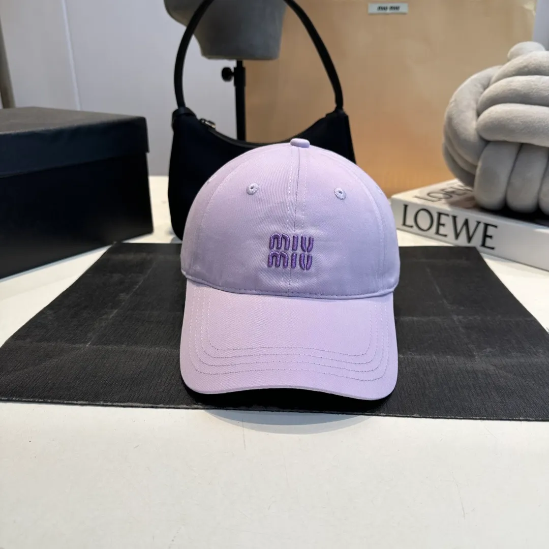 P56 miumiu's new candy-colored summer baseball cap. Color matchmaker. It's so confusing. Add a few more colors and match them as you like.