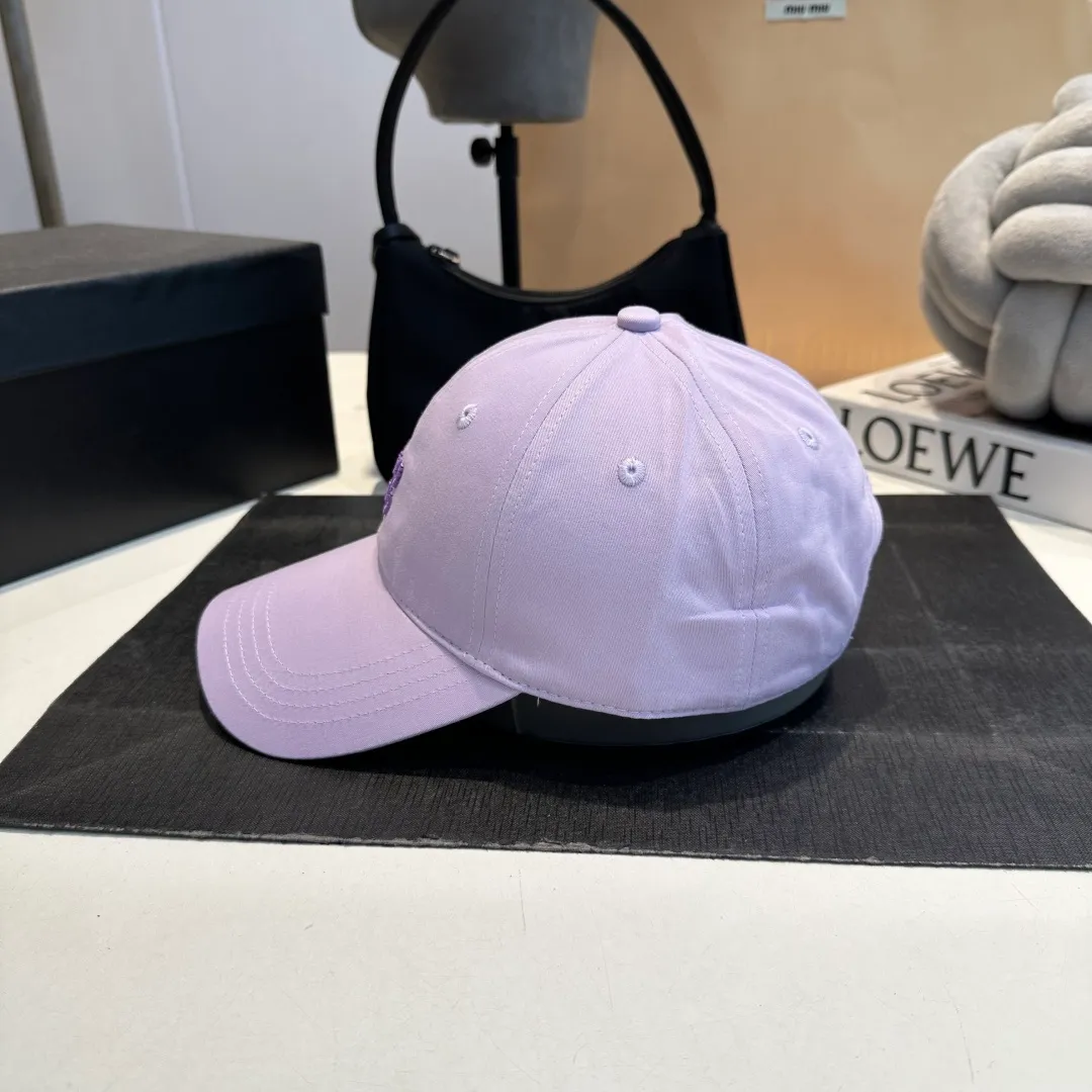 P56 miumiu's new candy-colored summer baseball cap. Color matchmaker. It's so confusing. Add a few more colors and match them as you like.