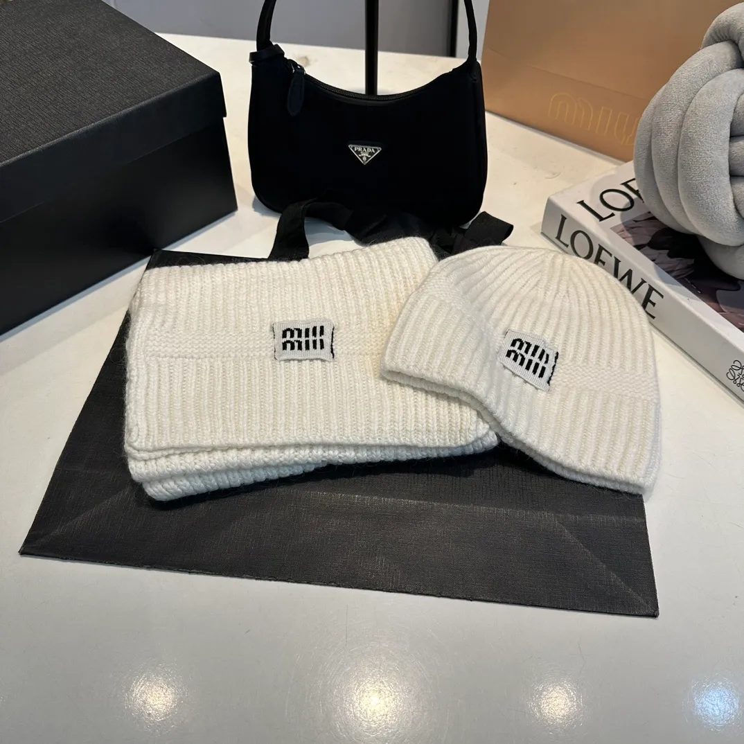 P200 miumiu two-piece knitted hat set, popular at Miumiu counter. Hat + scarf. New product released by Xiaohongshu. Very warm. High-elastic fabric. Classic colors. Same style for men and women.