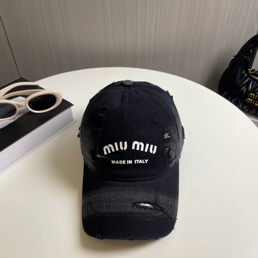 P60 miumiu new solid color baseball cap, the hottest color at the moment - full of street style! Trendy and versatile, Xiaohongshu grows grass, poison, get your boyfriend, and cool together