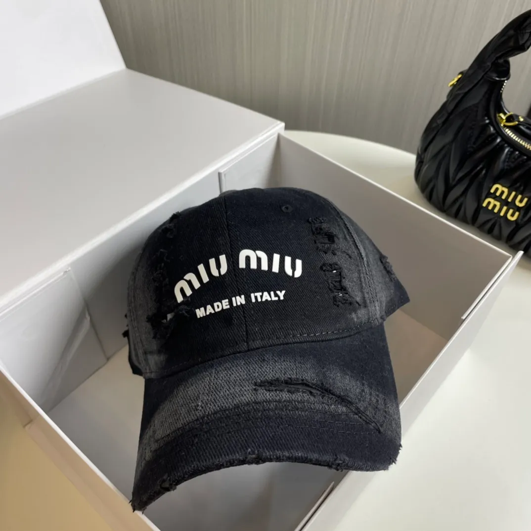 P60 miumiu new solid color baseball cap, the hottest color at the moment - full of street style! Trendy and versatile, Xiaohongshu grows grass, poison, get your boyfriend, and cool together