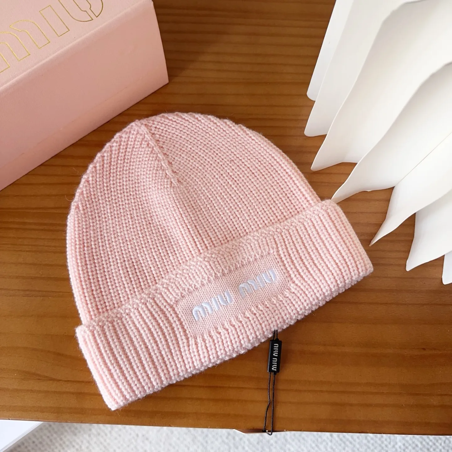 💰64 miumiu’s hot-selling knitted hat at Miu Miu counter! Xiaohongshu’s new product is released, it’s so 🉑️, high-elastic fabric, classic colors, same style for men and women.