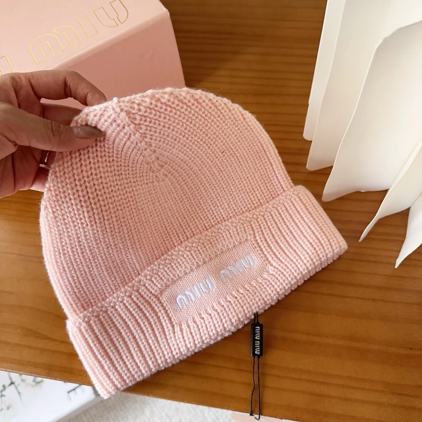 💰64 miumiu’s hot-selling knitted hat at Miu Miu counter! Xiaohongshu’s new product is released, it’s so 🉑️, high-elastic fabric, classic colors, same style for men and women.