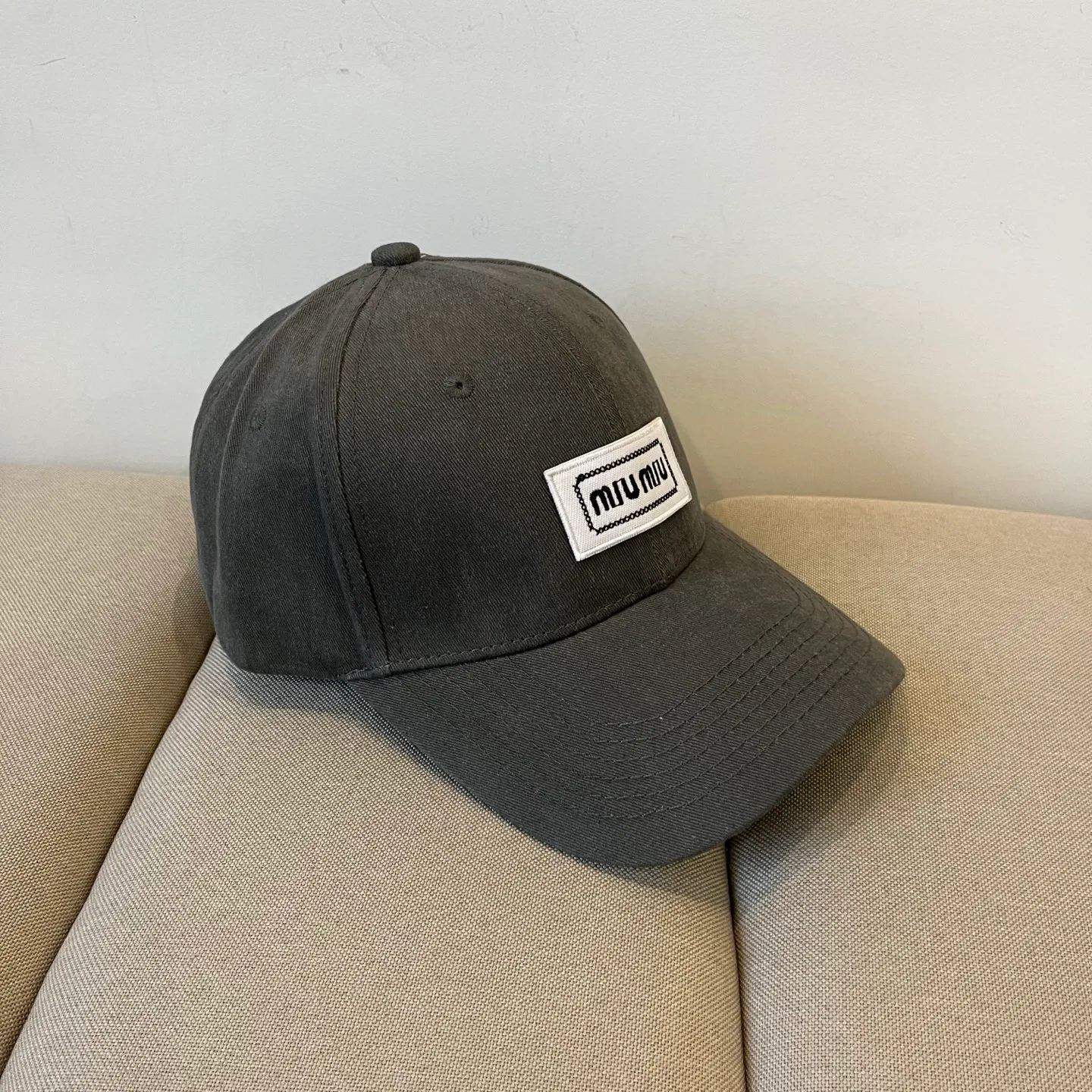 P66 miumiu original spring and summer new baseball cap, authentic mold-making and custom-made, the original workmanship is meticulous and the quality is superb!