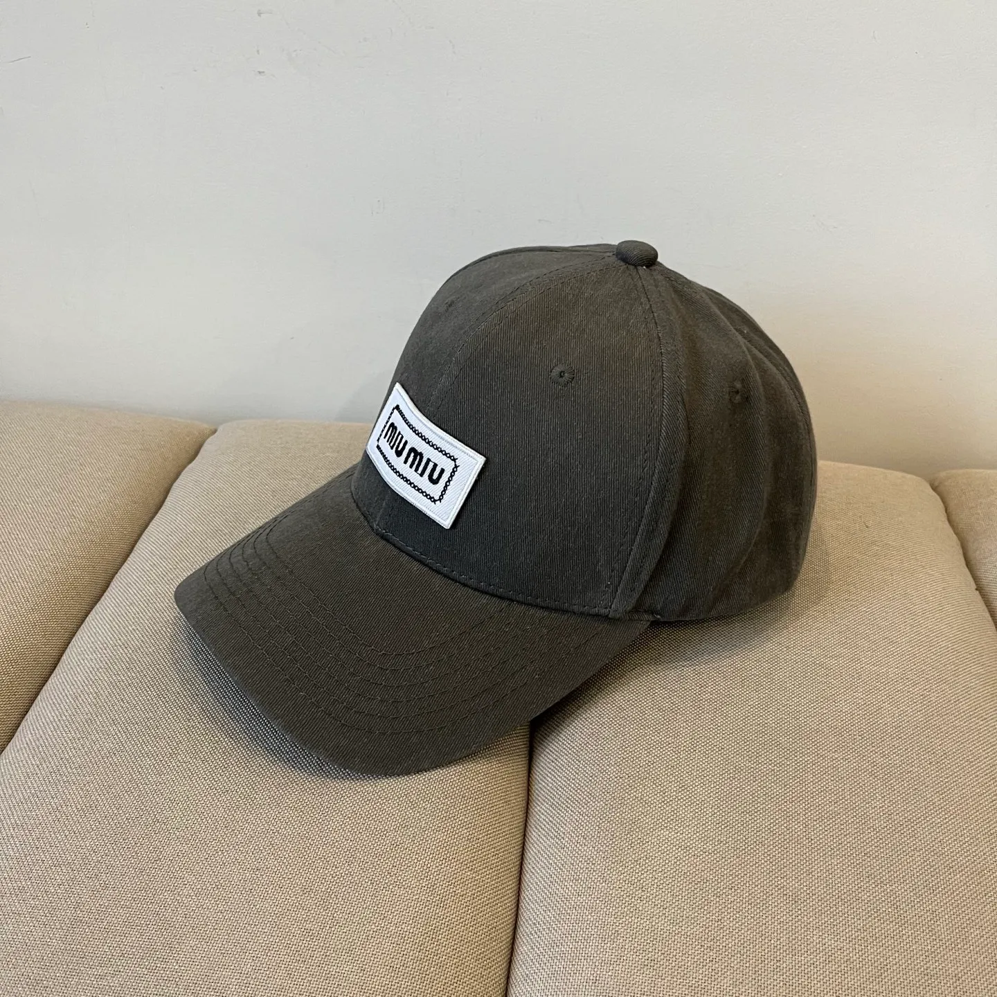 P66 miumiu original spring and summer new baseball cap, authentic mold-making and custom-made, the original workmanship is meticulous and the quality is superb!