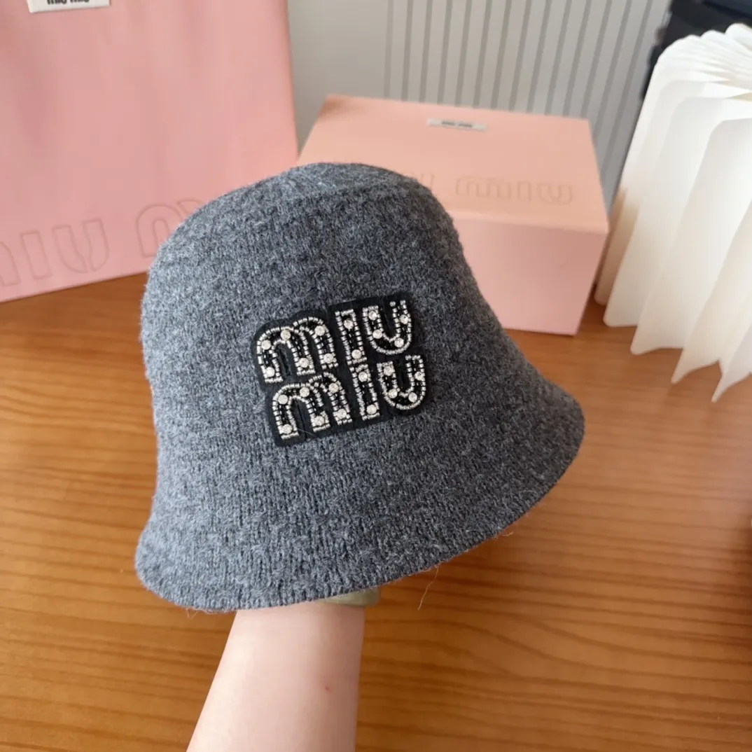 💰60 MIUMIUI knitted striped bucket hat. The soft and waxy striped bucket hat is my favorite. The shape is nice and it looks gentle when paired with the same color.