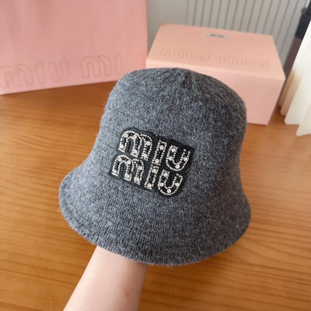 💰60 MIUMIUI knitted striped bucket hat. The soft and waxy striped bucket hat is my favorite. The shape is nice and it looks gentle when paired with the same color.