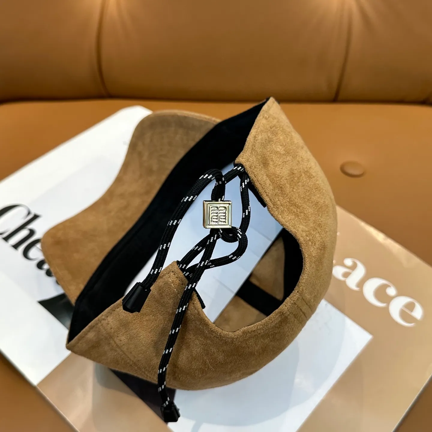 P70 miumiu Miu Miu's new leather baseball cap. The colors are so special~ Close your eyes and look in. They are all white colors. Same style for men and women.