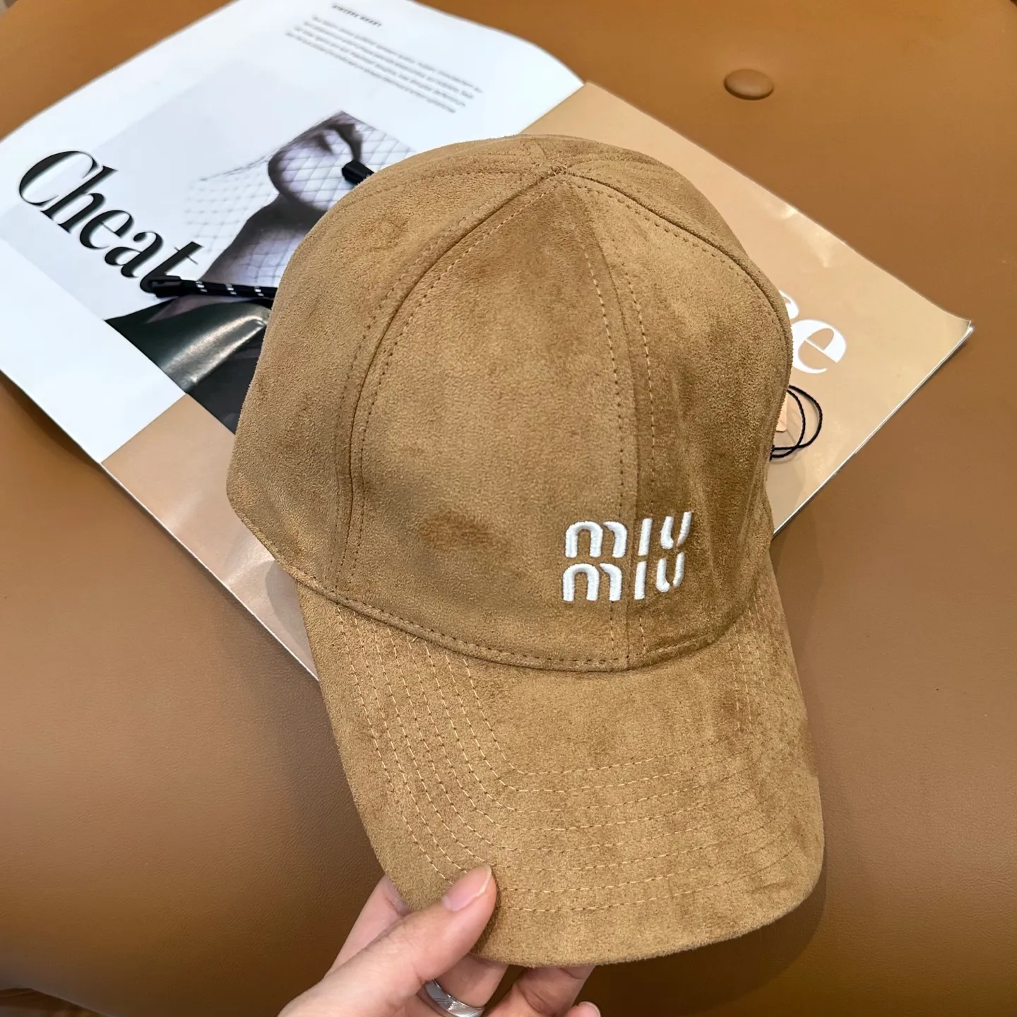 P70 miumiu Miu Miu's new leather baseball cap. The colors are so special~ Close your eyes and look in. They are all white colors. Same style for men and women.