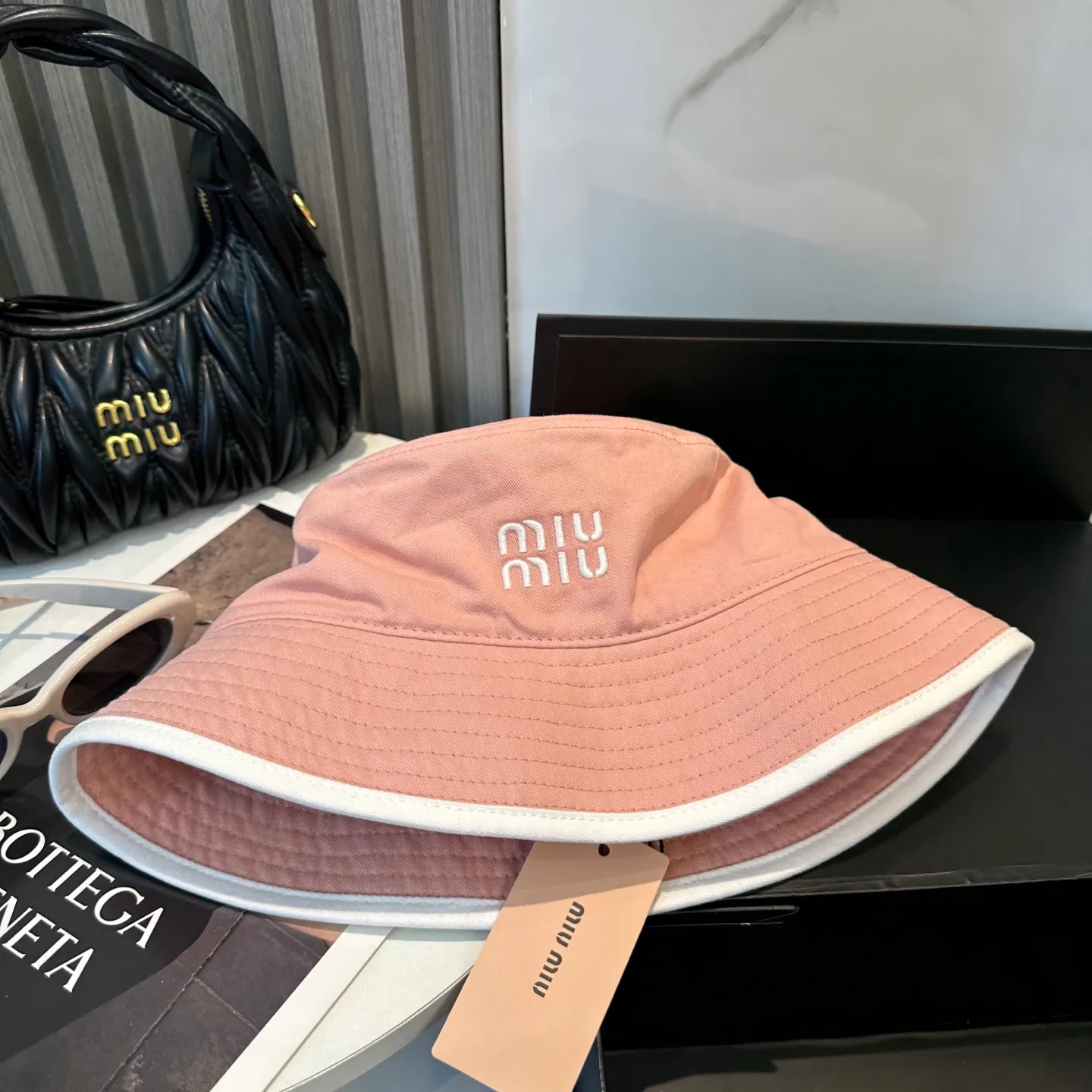 P74💛 Comes with dust bag. [Miumiu Miu Miu] New order style embroidered fisherman hat🧢Big brand style is super easy to match, hurry up and get it!