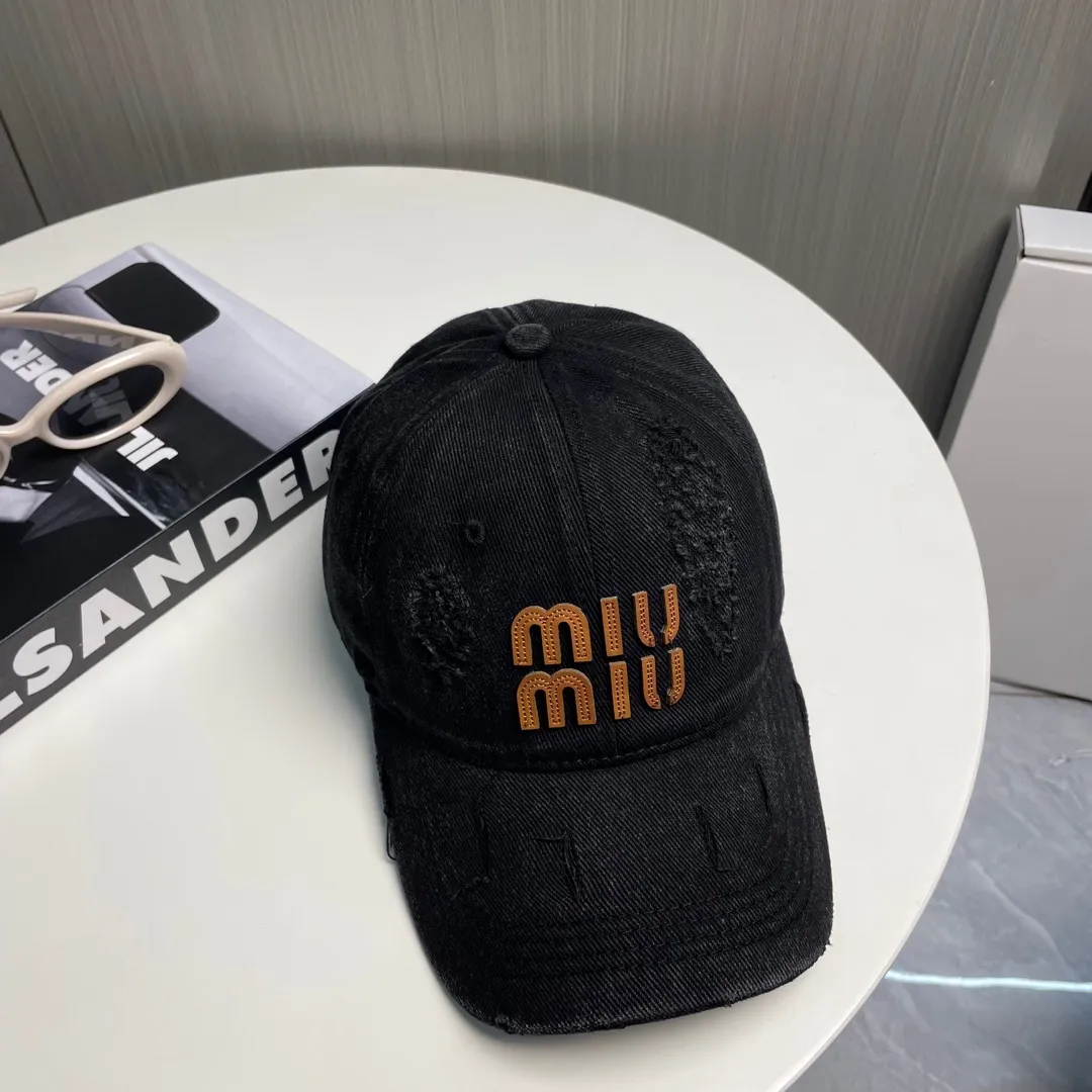 P56 MIUMIU～25 spring new baseball cap This hat is so beautiful! The hole design adds a bit of casualness and uninhibitedness, allowing you to easily wear it with casual wear or sportswear.