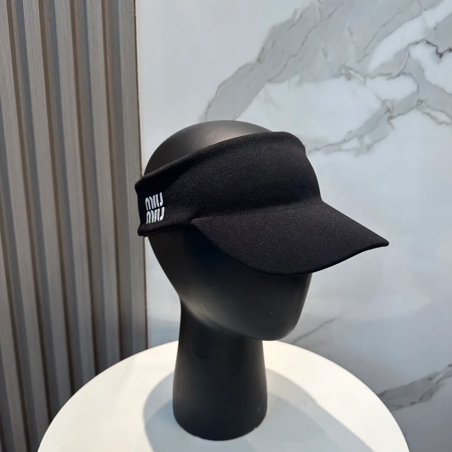 P70 miumiu Miu Miu Sports Hollow Top Tennis Cap 🎾 This hollow top hat is a deep and high-end navy blue, simple and elegant. The exquisite Miu Miu letter embroidery on the side of the hat instantly enhances the overall sense of fashion and brand recognition. It is low-key and luxurious~ The design of the hollow top is really considerate, will not mess up the hairstyle, and can keep the head fresh and breathable. The wide brim can effectively block the sun and has first-class sun protection effect. Whether you wear it with casual sportswear to play outdoors, or wear it with a small skirt to go shopping, it can instantly make you the focus of fashion💃.