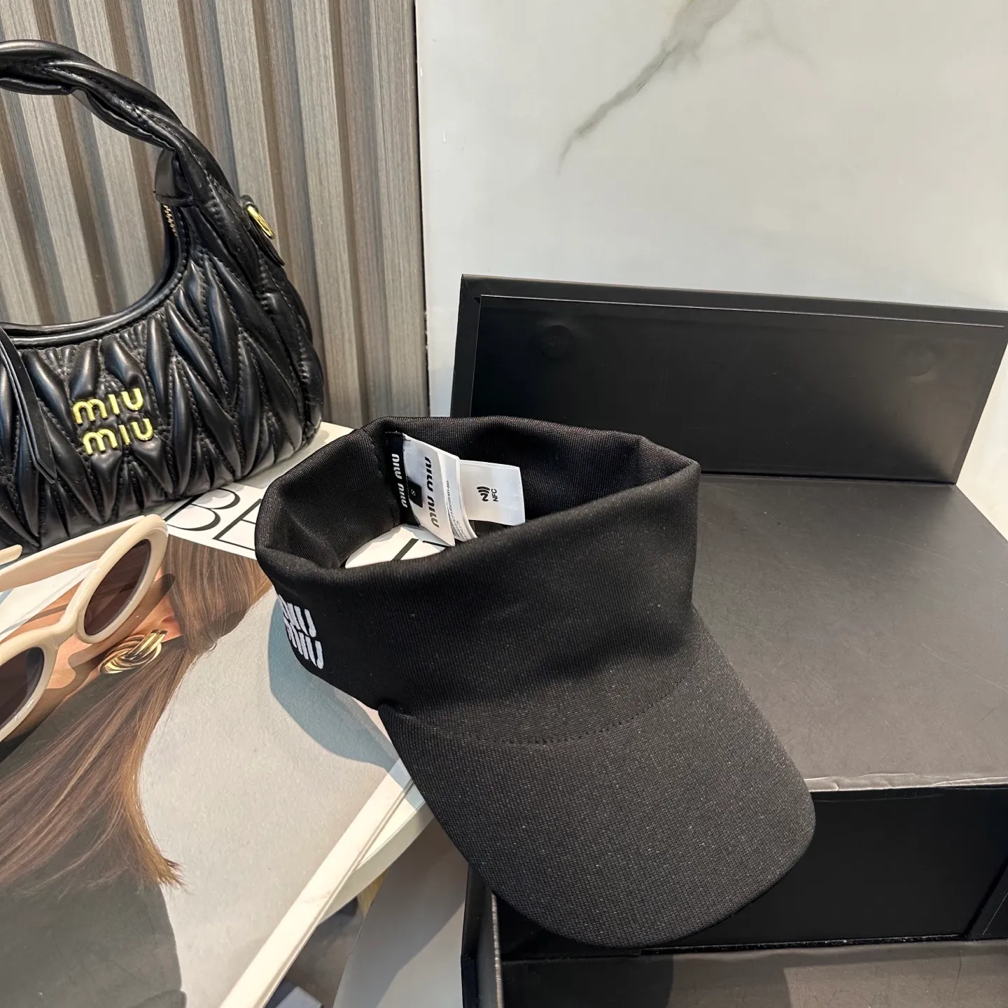 P70 miumiu Miu Miu Sports Hollow Top Tennis Cap 🎾 This hollow top hat is a deep and high-end navy blue, simple and elegant. The exquisite Miu Miu letter embroidery on the side of the hat instantly enhances the overall sense of fashion and brand recognition. It is low-key and luxurious~ The design of the hollow top is really considerate, will not mess up the hairstyle, and can keep the head fresh and breathable. The wide brim can effectively block the sun and has first-class sun protection effect. Whether you wear it with casual sportswear to play outdoors, or wear it with a small skirt to go shopping, it can instantly make you the focus of fashion💃.