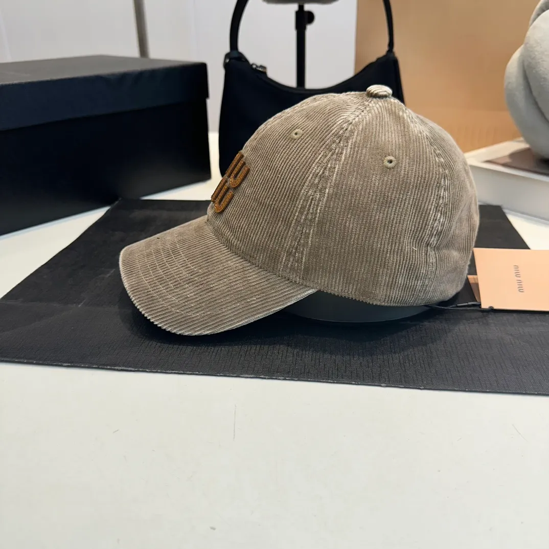 P60 Rare goods! miumiu24 classic denim baseball! This year’s hottest item in the hat category! The collision of denim material and baseball cap reveals a retro, innocent and straightforward style, which is also very everyday! The workmanship quality of a major foreign trade factory + the blessing of original fabrics and double insurance are a rare and must-have product!