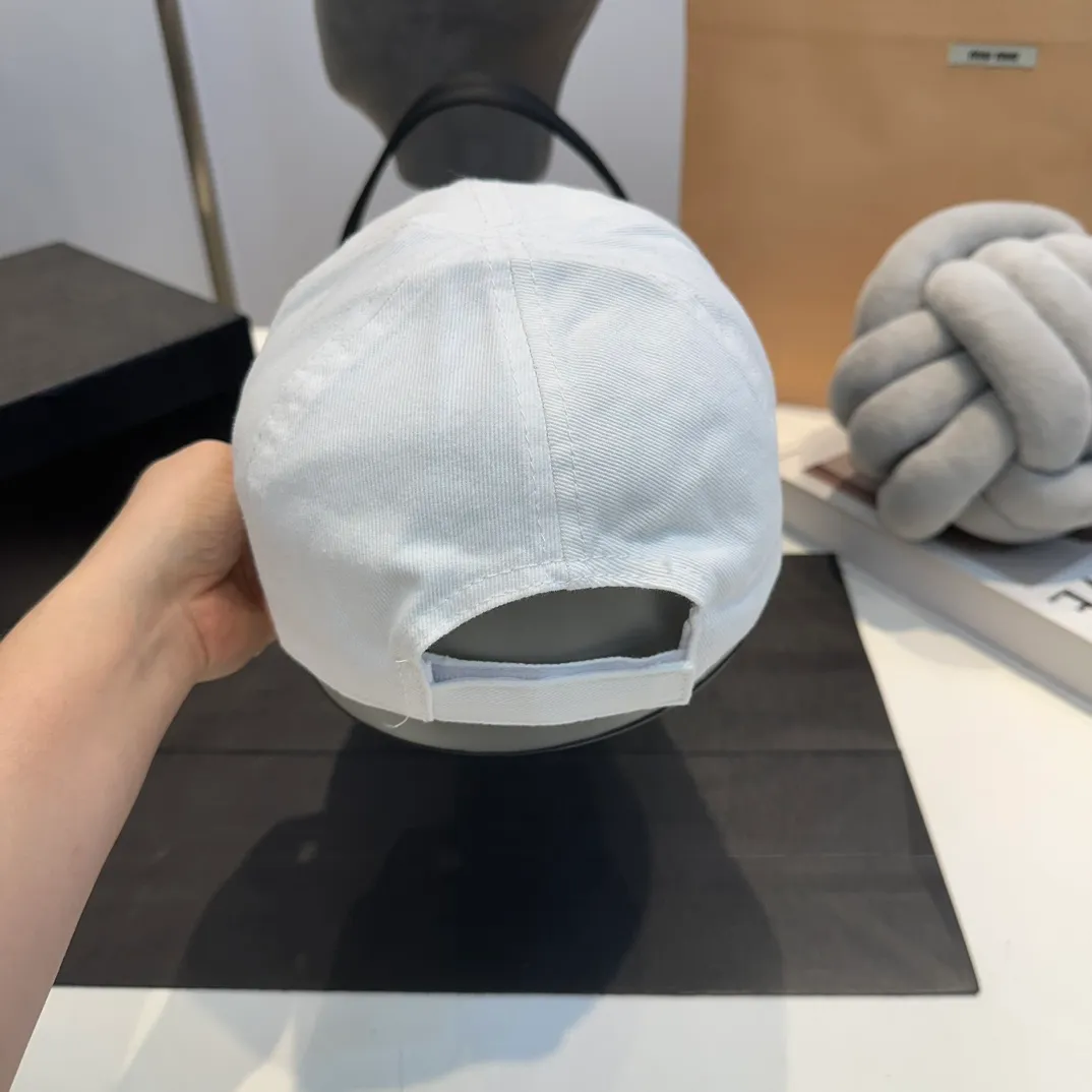P60 MiuMiu Miu Miu girl's daily baseball cap. A very versatile baseball cap. Classic embroidered logo. Versatile and fashionable.