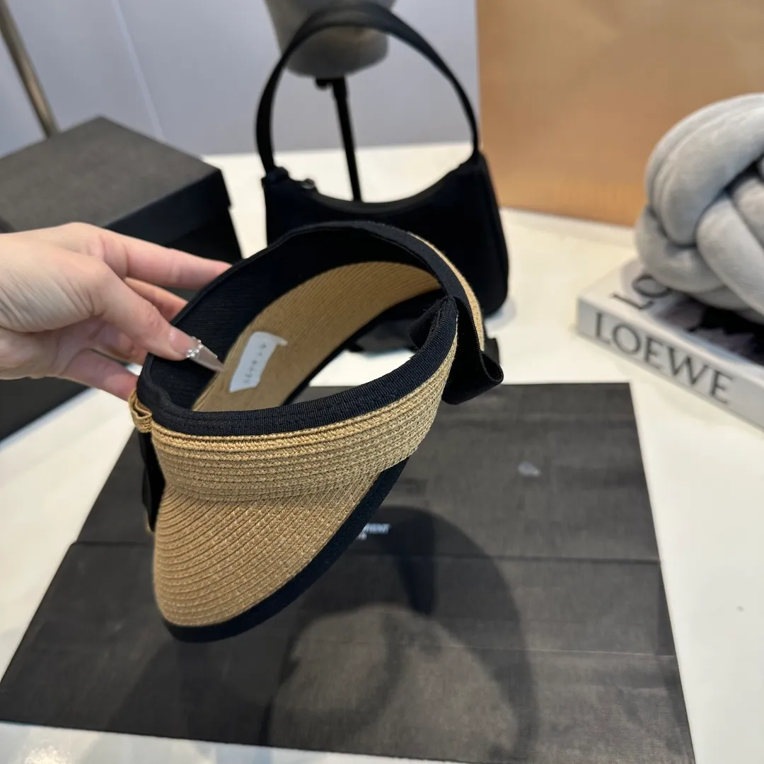 P80 miumiu empty top hat, a must-have item in summer, because it is so easy to match, and it is really super artistic in summer when paired with cool summer style ~ Just wear a little white skirt and you can attract the attention of blockbusters ~ 👉