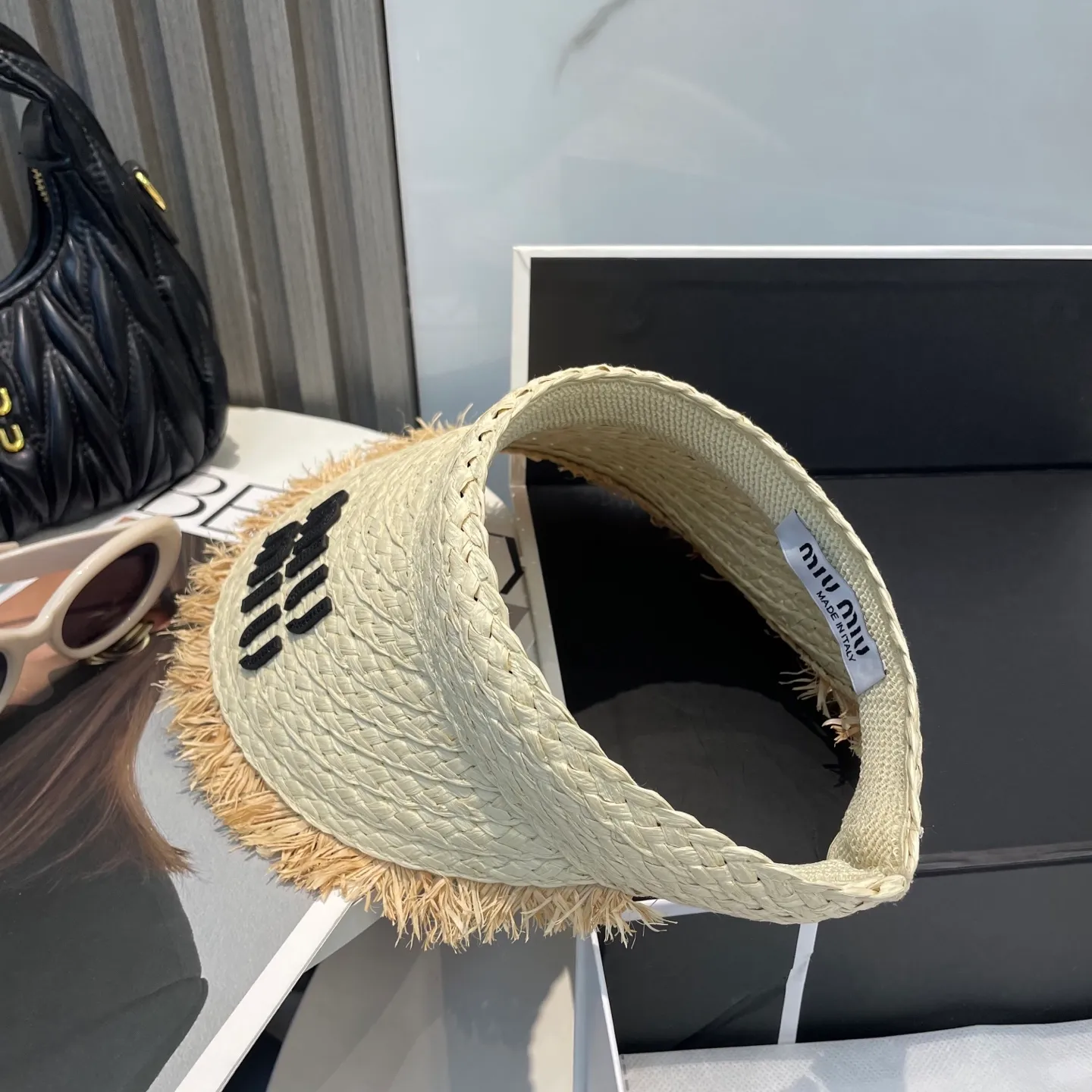 P60 comes with dust bag miumiu empty top hat, a must-have item in summer, because it is so easy to match, and it is really super artistic in summer when paired with cool summer style~ Just wear a little white skirt and you can attract the attention of blockbusters~
