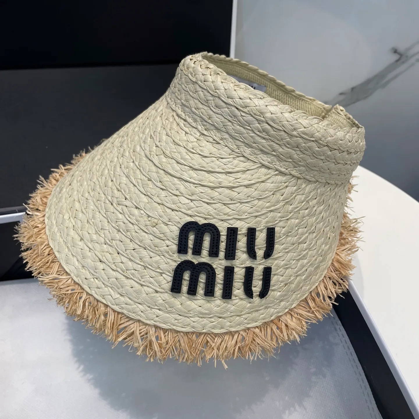 P60 comes with dust bag miumiu empty top hat, a must-have item in summer, because it is so easy to match, and it is really super artistic in summer when paired with cool summer style~ Just wear a little white skirt and you can attract the attention of blockbusters~