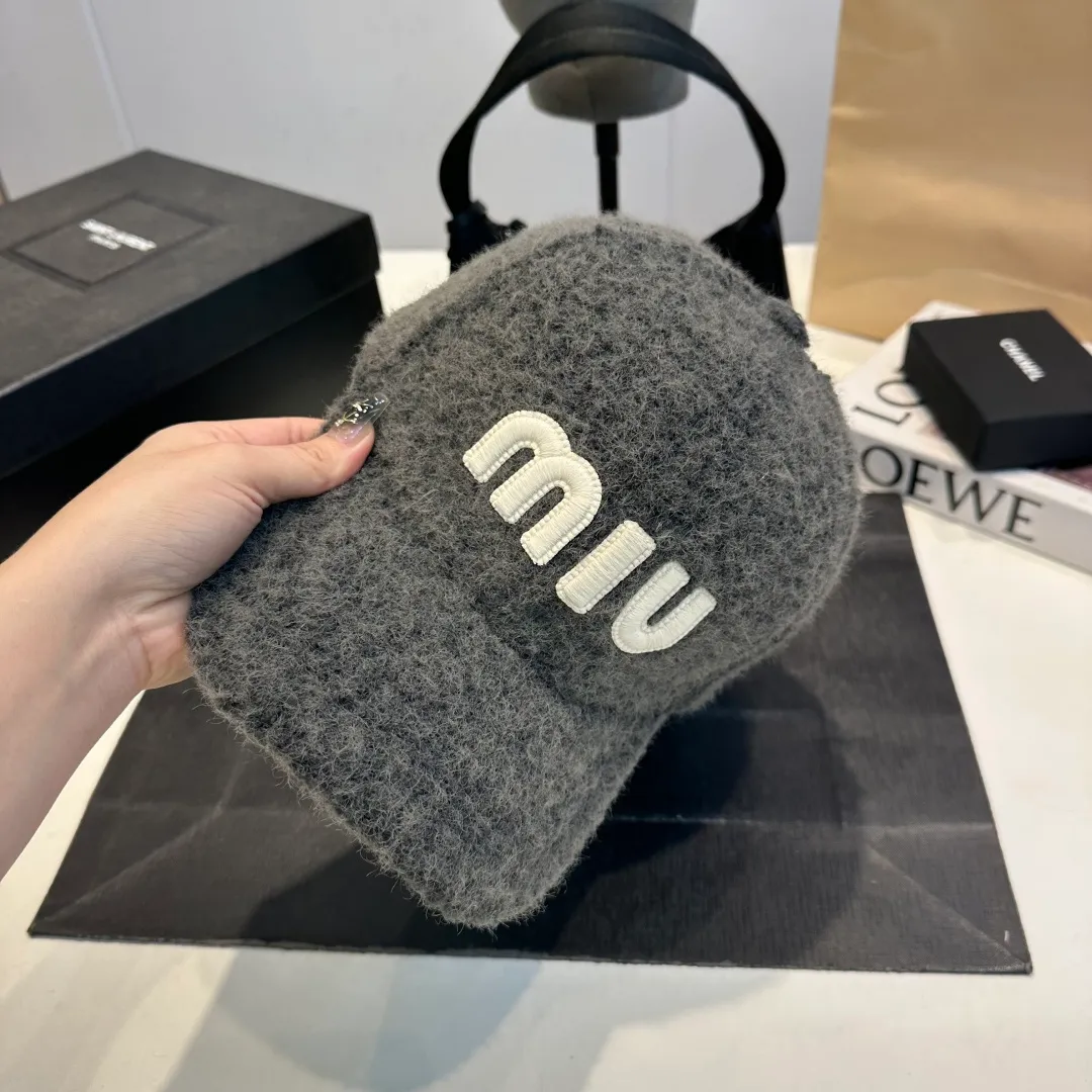 P56 Miumiu Miumiu new order style embroidered baseball cap🧢Big brand style is super easy to match, get it now!