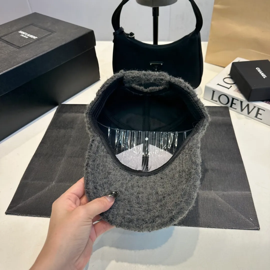 P56 Miumiu Miumiu new order style embroidered baseball cap🧢Big brand style is super easy to match, get it now!