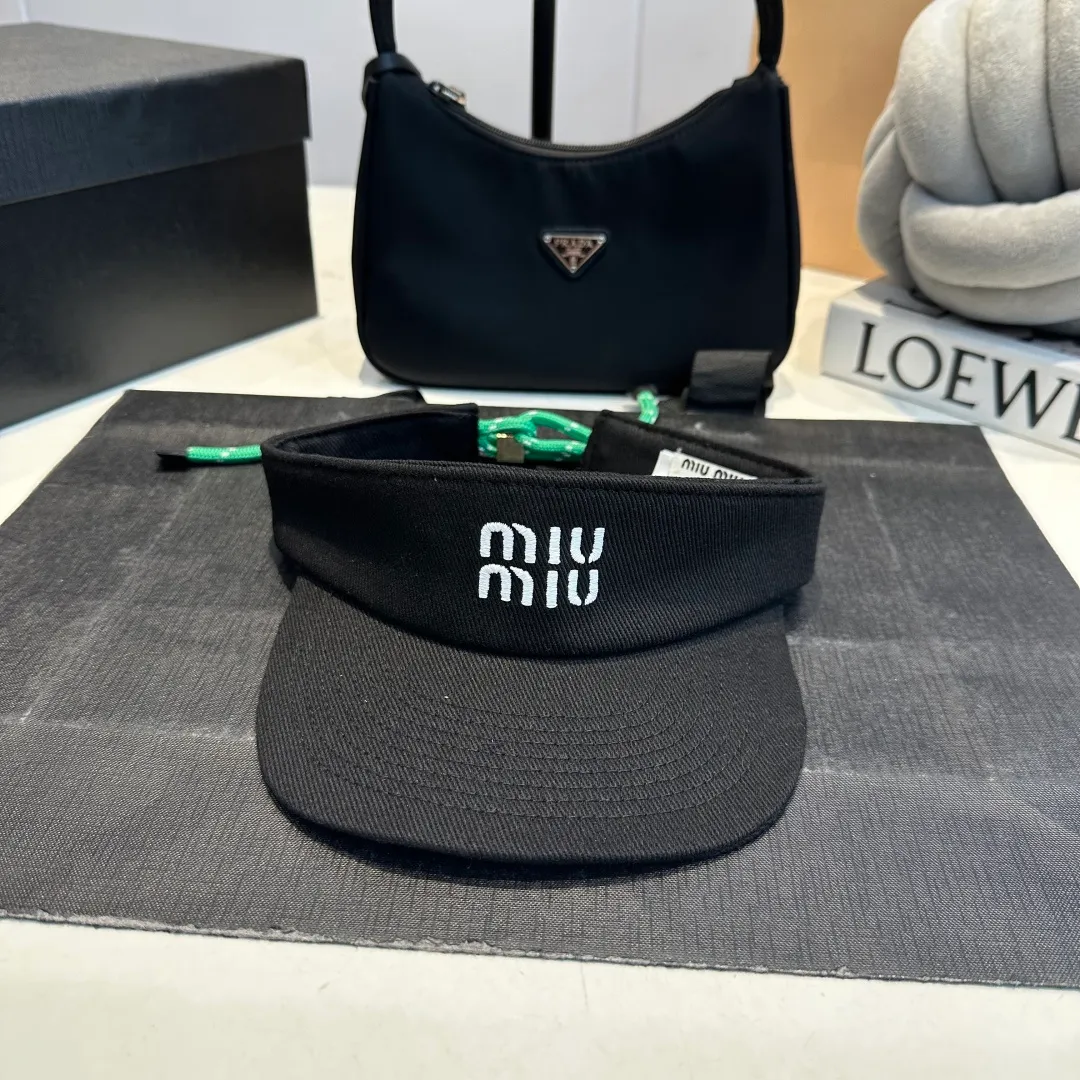 P80 MIUMIU sports and fitness empty top hat made of pure cotton. Whether it is cycling, running, tennis, playing, yoga, or daily outings, it is more outstanding. It can also provide sun protection and shade. It kills two birds with one stone. The product design of a big brand is simple and fashionable!    The material is comfortable and not stuffy🥵It has a very concave shape. Once you put it on, you will instantly lift your head🆙 It has classic colors🖤🤍. Colors can increase the sense of vitality💖